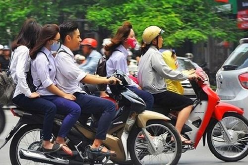 Học sinh chưa đủ 18 tuổi điều khiển xe máy trên 50cc bị phạt như thế nào?