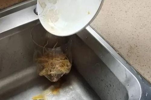 Lấy chai nhựa đặt vào bồn rửa bát: Mẹo nhỏ mang đến lợi ích lớn, không biết sẽ rất phí