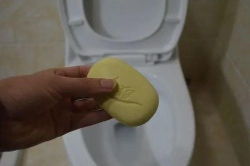 Bỏ cục xà phòng vào bồn cầu, lợi ích thật tuyệt vời, giải quyết vấn đề nan giản nhiều nhà đang gặp phải