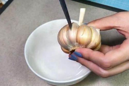 Mẹo bóc tỏi nhanh, không lo ám mùi trên tay