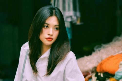 Hoa hậu Tiểu Vy tiếp tục khẳng định nhan sắc 'vạn người mê' trong tạo hình thiếu nữ thập niên 90