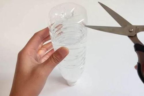 Đặt chai nhựa vào bể nước của bồn cầu, cả tháng không chùi rửa vẫn sạch sẽ, thơm tho
