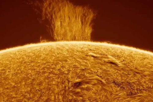 Chiêm ngưỡng 'dòng thác plasma' trên Mặt Trời cao gấp 8 lần Trái Đất