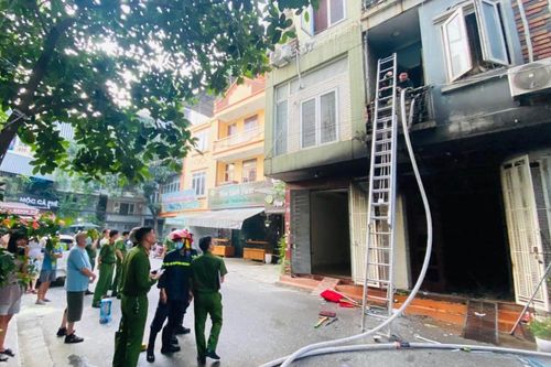 Cháy lớn tại căn nhà 4 tầng trên phố Hà Nội: 2 bé trai cùng người thân leo ra ban công thoát thân