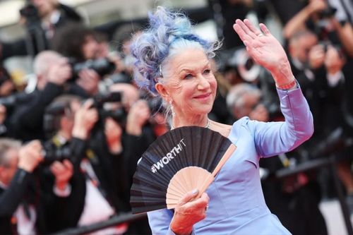Helen Mirren úp mở thể hiện sự ủng hộ với Amber Heard trên thảm đỏ Cannes?