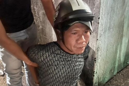 Gã đàn ông núp dưới sào phơi đồ rồi làm trò 'manh động' với nữ chủ nhà