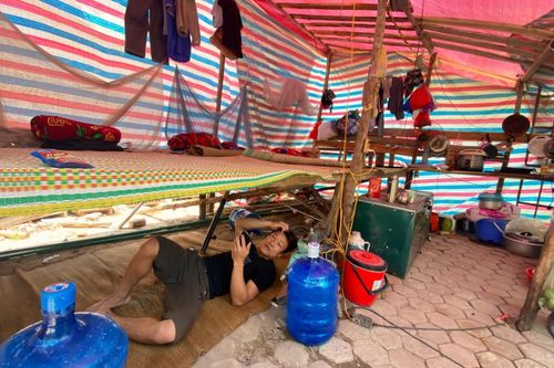Công nhân chật vật, chui xuống gầm giường trốn nóng đỉnh điểm trong lán trại tạm: 'Nóng như cái lò gạch'