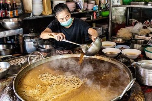 Thái Lan: Món ăn độc đáo được nấu liên tục suốt 50 năm, tấp nập thực khách xếp hàng