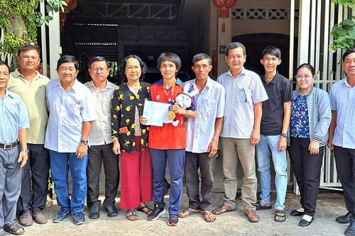 Thăm, tặng quà vận động viên đoạt Huy chương vàng tại SEA Games 32