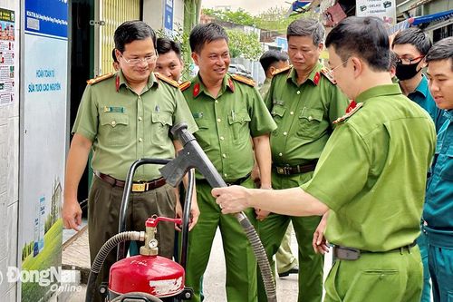Đoàn khảo sát Bộ Công an kiểm tra Tổ liên gia phòng cháy, chữa cháy tại TP.Biên Hòa