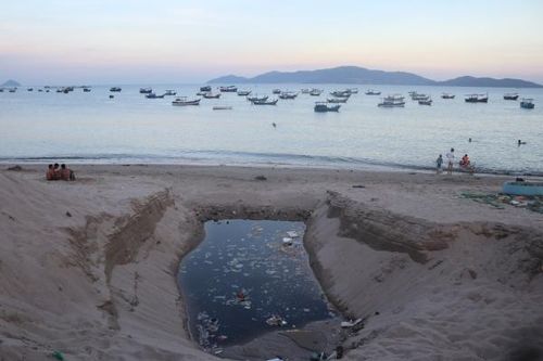 UBND TP. Nha Trang chỉ đạo xử lý dứt điểm tình trạng nước thải chảy ra biển tại cửa xả Hòn Một
