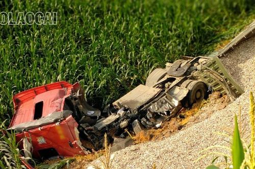 Xe chở sắn khô lao xuống taluy âm, tài xế bị thương