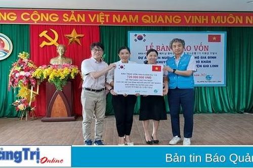 Bàn giao 720 triệu đồng vốn vay Dự án Ngân hàng bò cho hộ phụ nữ nghèo huyện Gio Linh