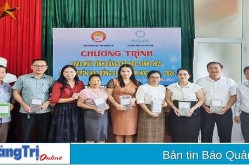 Trao 42 máy tính bảng cho học sinh có hoàn cảnh khó khăn vươn lên học tập