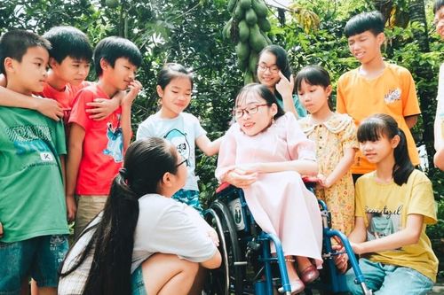 Lớp học 0 đồng của cô gái xương thủy tinh