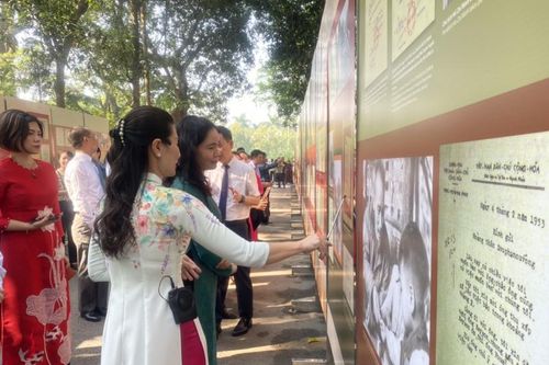 Triển lãm chữ ký và bút tích của Chủ tịch Hồ Chí Minh