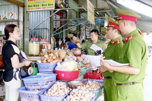 Công an Bạc Liêu tuyên truyền người dân đảm bảo vệ sinh an toàn thực phẩm