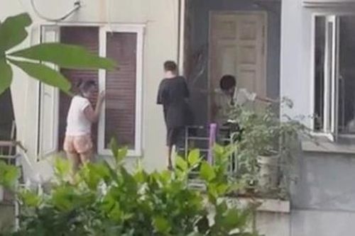Giây phút cả gia đình leo qua ban công nhà hàng xóm thoát nạn vụ cháy