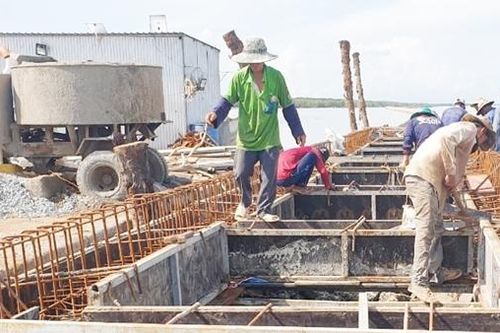 Đẩy nhanh tiến độ đoạn kè đê biển Tây xung yếu trước mùa mưa bão