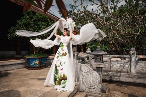 Công bố bộ sưu tập áo dài 'Sen – Kính dâng Người'
