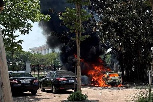 Hà Nội: Xế hộp cháy rụi khi đang đỗ tránh nắng trong khuôn viên