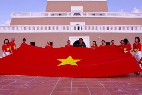 Chào màu cờ Tổ quốc trên thênh thang đất biển Cà Mau