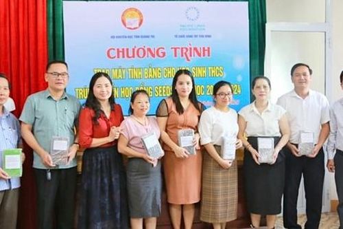 Quảng Trị: Trao tặng 42 máy tính bảng cho học sinh vượt khó, hiếu học