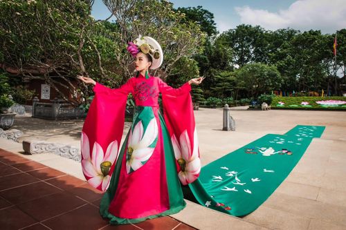 Người mẫu nhí 8 tuổi Lê Nhã Uyên mặc áo dài 20m ấn tượng