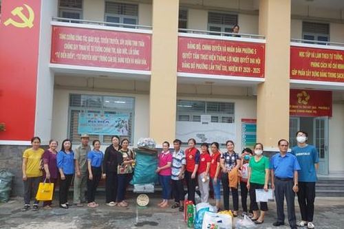 Quận Gò Vấp: Người dân hào hứng 'đổi rác lấy cây xanh'