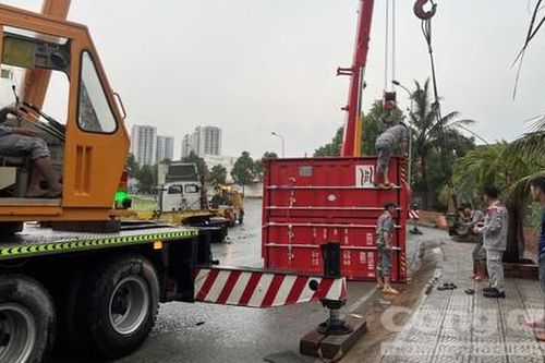 Chở hàng chục tấn ván ép, xe container ôm cua bị lật nhào ở Bình Dương