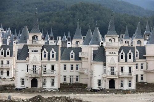 Bên trong 'thị trấn ma', hàng trăm tòa lâu đài lộng lẫy bị bỏ hoang