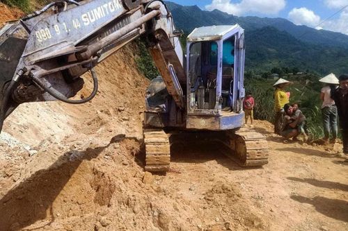 Kon Tum: Bất cẩn khi lái máy múc thi công đường khiến bé trai 8 tuổi tử vong