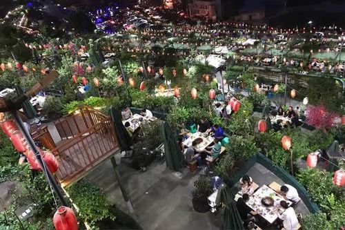 Nhà hàng lẩu lớn nhất Trung Quốc mỗi ngày phục vụ 'một huyện người': Ăn xong xuống lấy xe đã thấy đói
