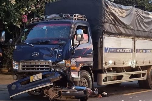 Va chạm ô tô tải, 2 người đi xe máy tử vong