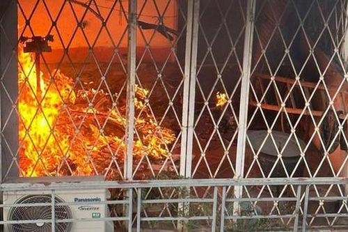 Cháy lớn ở trung tâm Hà Nội, gia đình 5 người trèo ban công thoát thân