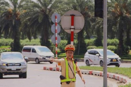 CSGT Hà Nội phơi mình dưới trời nắng 'cháy thịt' 50 độ