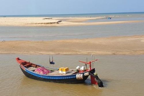 Ngư dân gặp khó khi vươn khơi do cửa biển bị bồi lấp