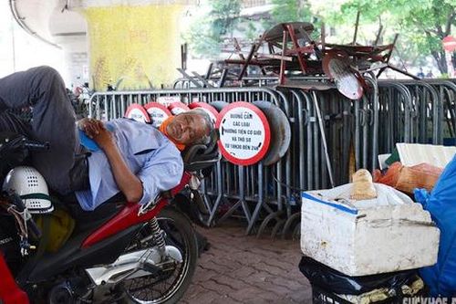 Nắng nóng gay gắt, người dân Hà Nội vào công viên, gầm cầu 'trốn nắng'