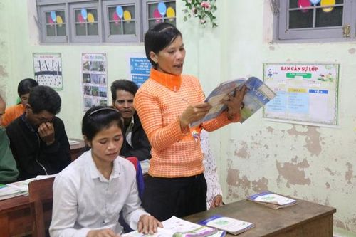 Lớp học ở nơi người lớn tập đánh vần