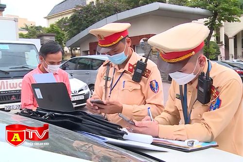 In hình ảnh vi phạm giao thông, xử phạt xe khách vi phạm tại chỗ