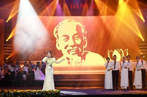 Chương trình nghệ thuật 'Bài ca dâng Bác': Hành trình bằng âm nhạc, tái hiện chân dung Chủ tịch Hồ Chí Minh