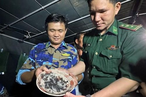 Quảng Ngãi: Tạm giữ hiện vật gốm sứ do ngư dân khai thác trái phép trên biển