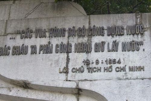 Cận cảnh bức phù điêu Bác Hồ nói chuyện với Đại đoàn quân Tiên phong ở Đền Hùng
