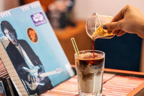 Ngắm hoa, làm gốm, mua sắm tại quán cà phê ở TP.HCM
