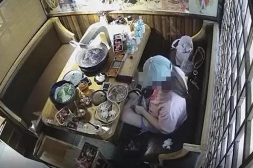 Khách ở Trung Quốc cố tình lấy thừa khi ăn buffet để bỏ túi mang về