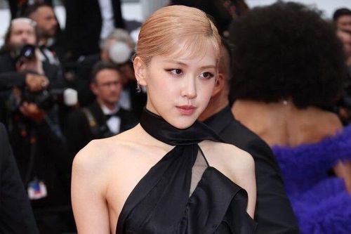 Tóc mái ngố phủ sóng Cannes 2023