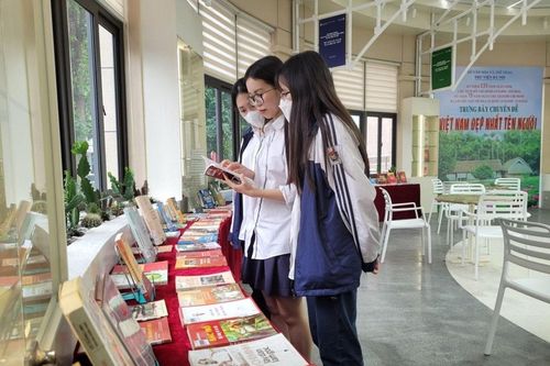 Trưng bày sách chuyên đề 'Việt Nam đẹp nhất tên Người'