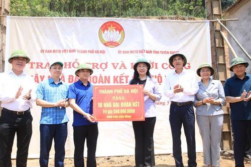 Chùm ảnh: Hà Nội hỗ trợ Tuyên Quang 500 triệu đồng xây nhà Đại đoàn kết
