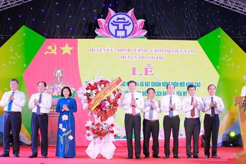 Phó Bí thư Thường trực Nguyễn Thị Tuyến trao Bằng công nhận NTM tại Thanh Trì