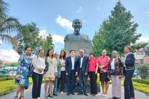 Dâng hương và đặt hoa trước Tượng đài Hồ Chí Minh tại thủ đô Antananarivo